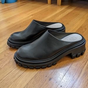 Porte & Paire black leather lug sole mules